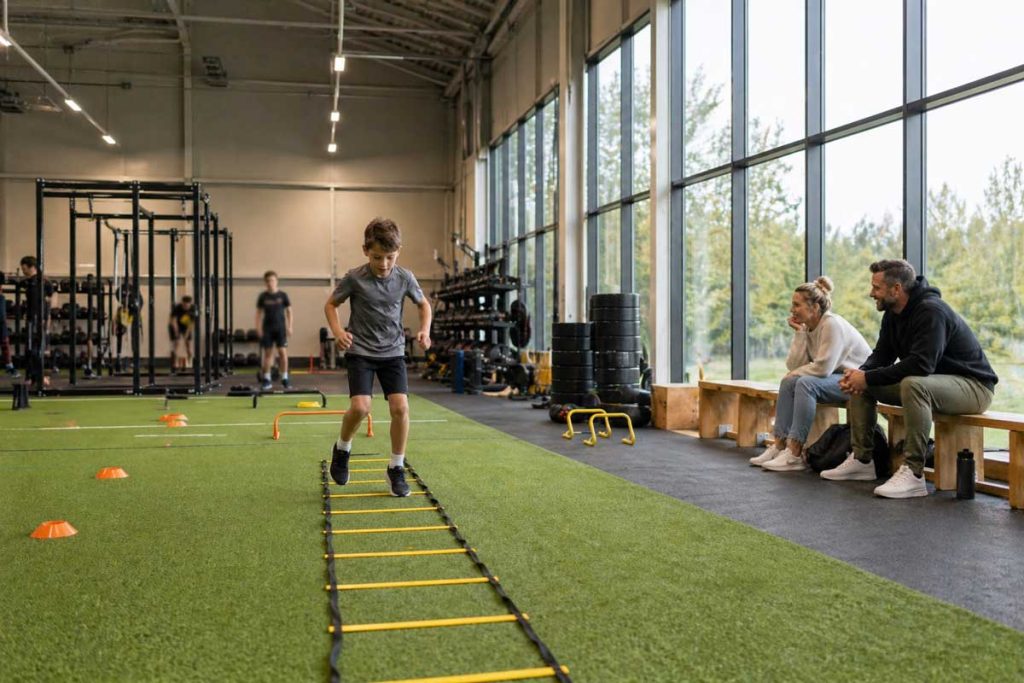 eltern am zuschauen beim athletik training